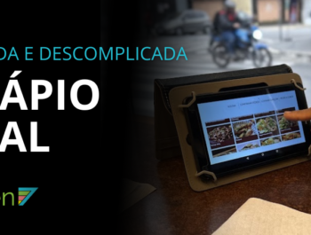 Pessoa utilizando um tablet com cardápio digital PDVSeven em um restaurante.